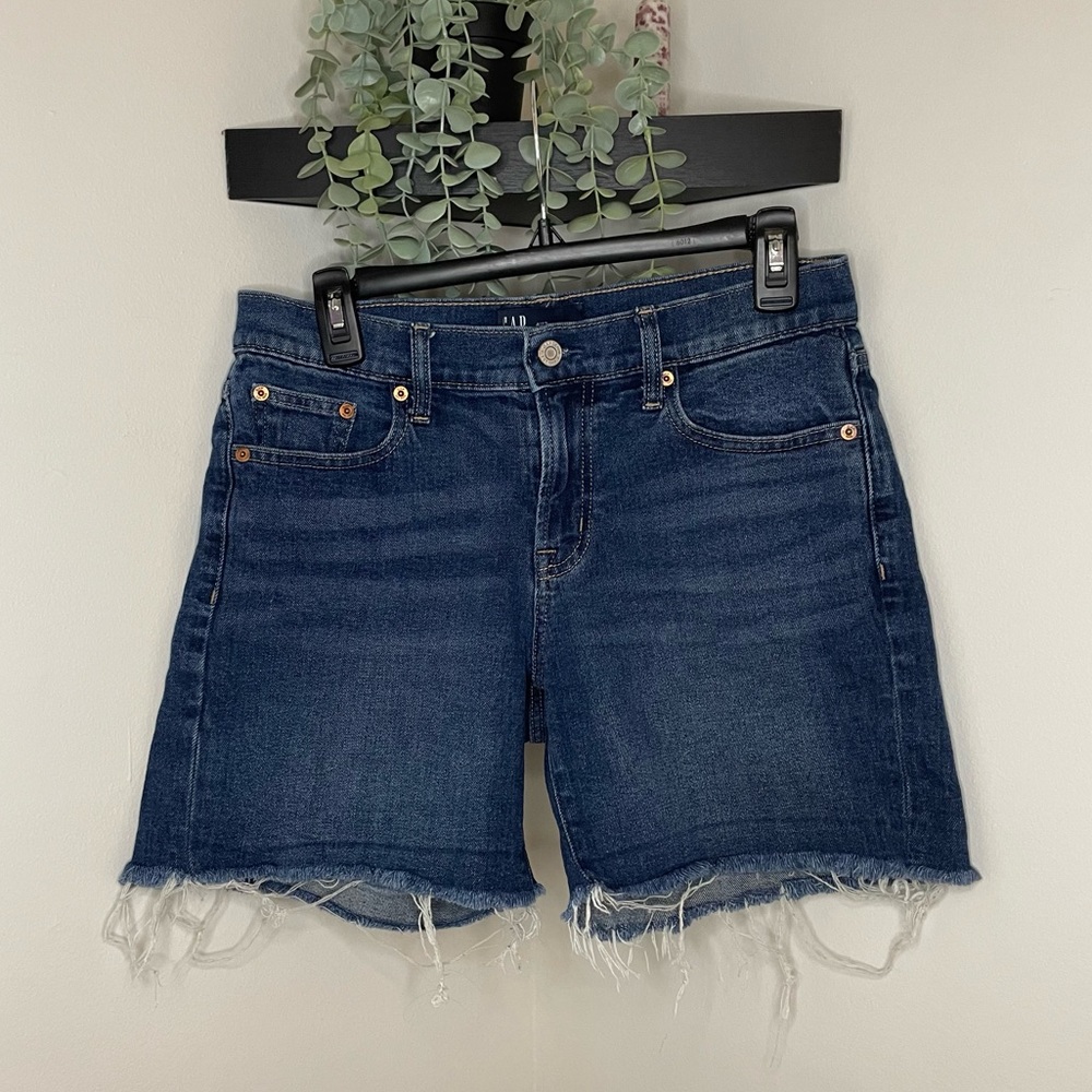 EUC GAP 5” Frayed Demin Short in Dark Wash Size 4